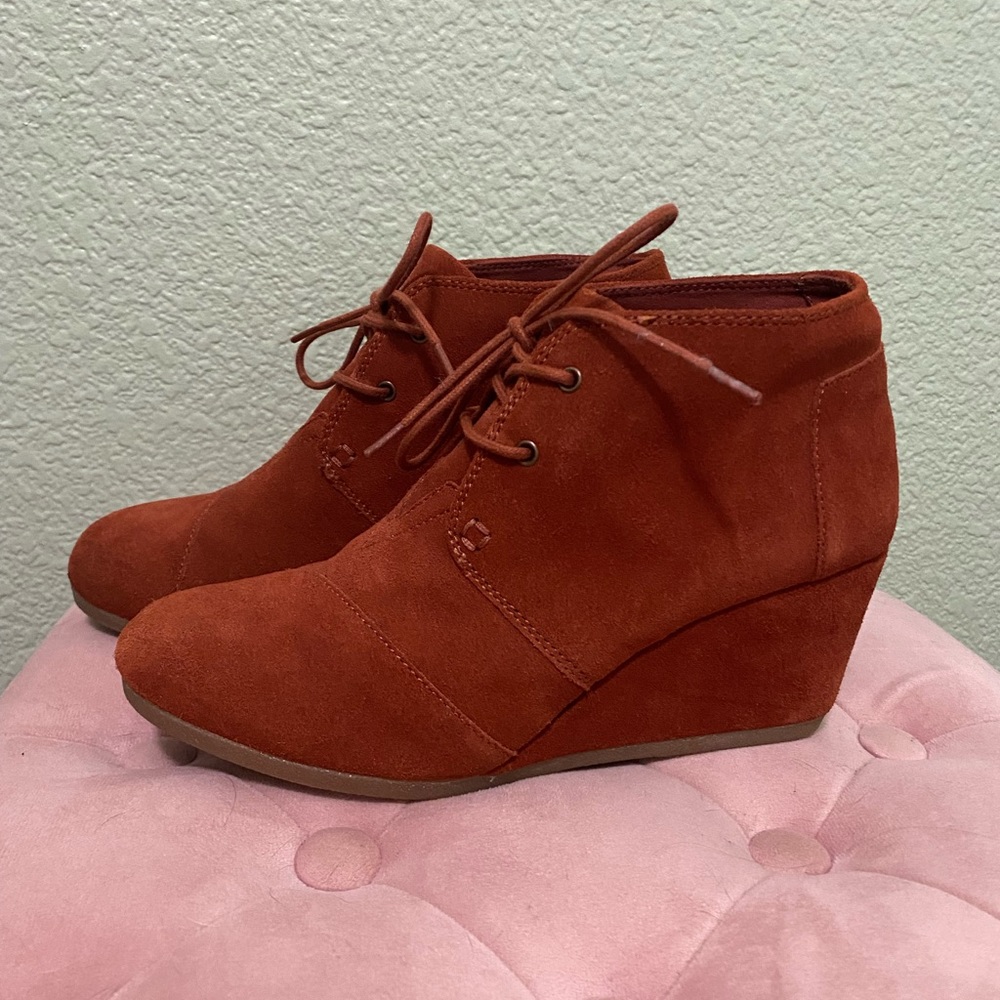 Tom’s Wedge Heel